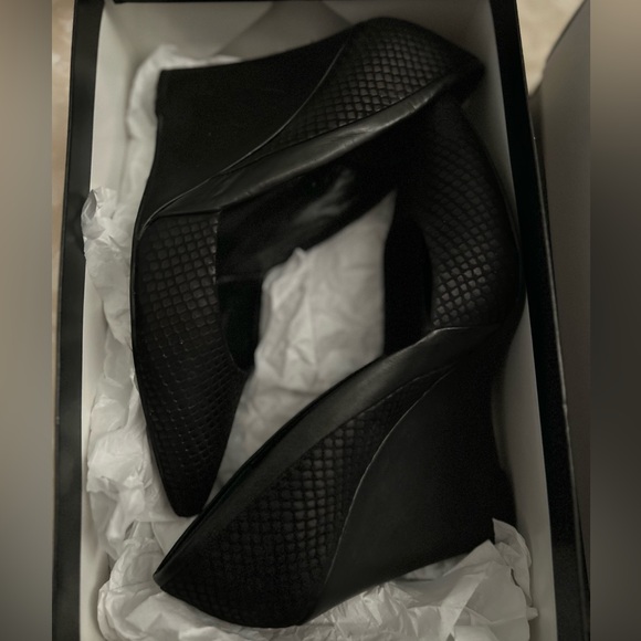 Steven By Steve Madden Shoes - NIB Steve Madden Black Textured Heeled Wedges - size 10